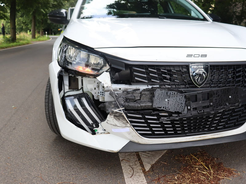 POL-HF: Mercedes prallt gegen geparkten Kia - Fahrer leicht verletzt - Foto: presseportal.de