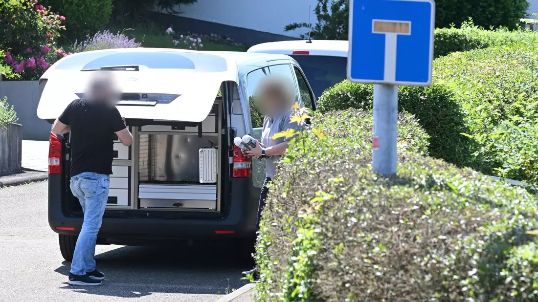 Die Polizei ermittelt immer noch zu den Hintergründen.  - Bild: Bernd Weißbrod/dpa