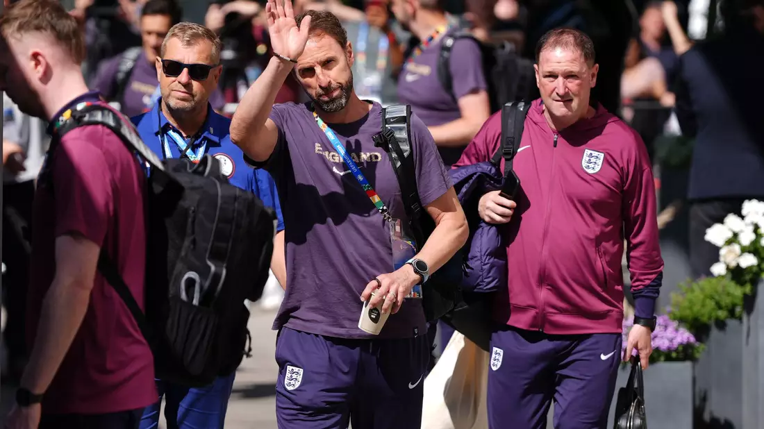 Das englische Nationalteam wird beim Verlassen des Teamhotels in Berlin applaudiert. - Bild: Bradley Collyer/PA Wire/dpa