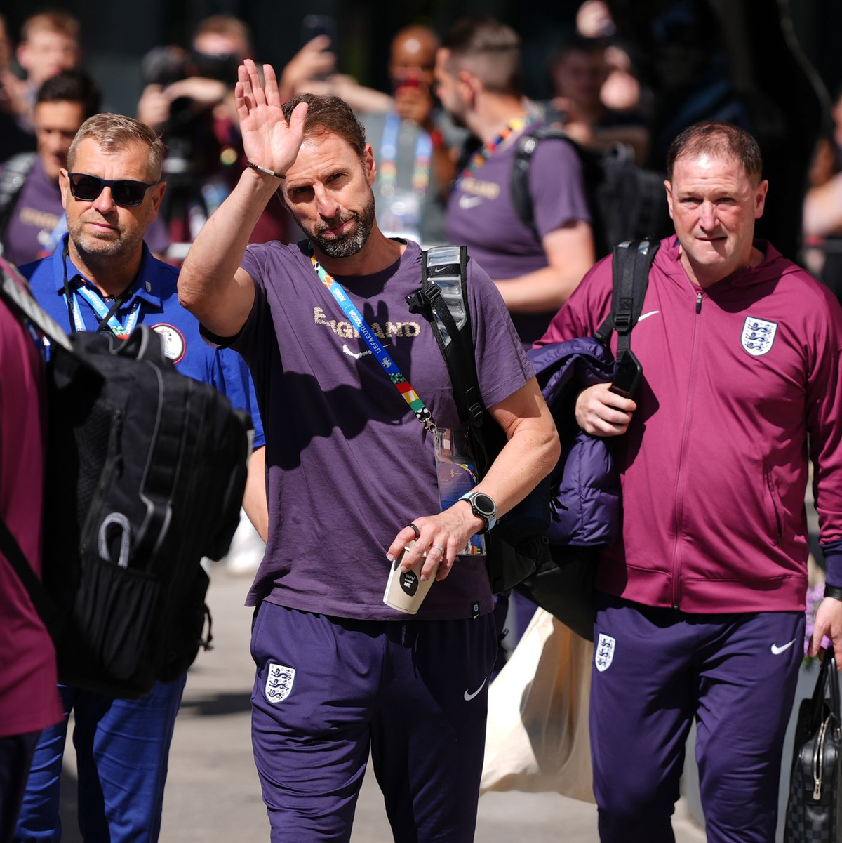 Das englische Nationalteam wird beim Verlassen des Teamhotels in Berlin applaudiert. - Foto: Bradley Collyer/PA Wire/dpa