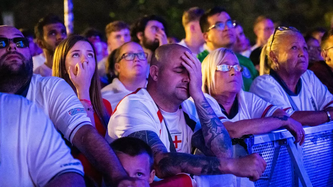 Englische Fans trauern nach der 1:2-Finalniederlage bei der Fußball-EM gegen Spanien. - Bild: Christophe Gateau/dpa