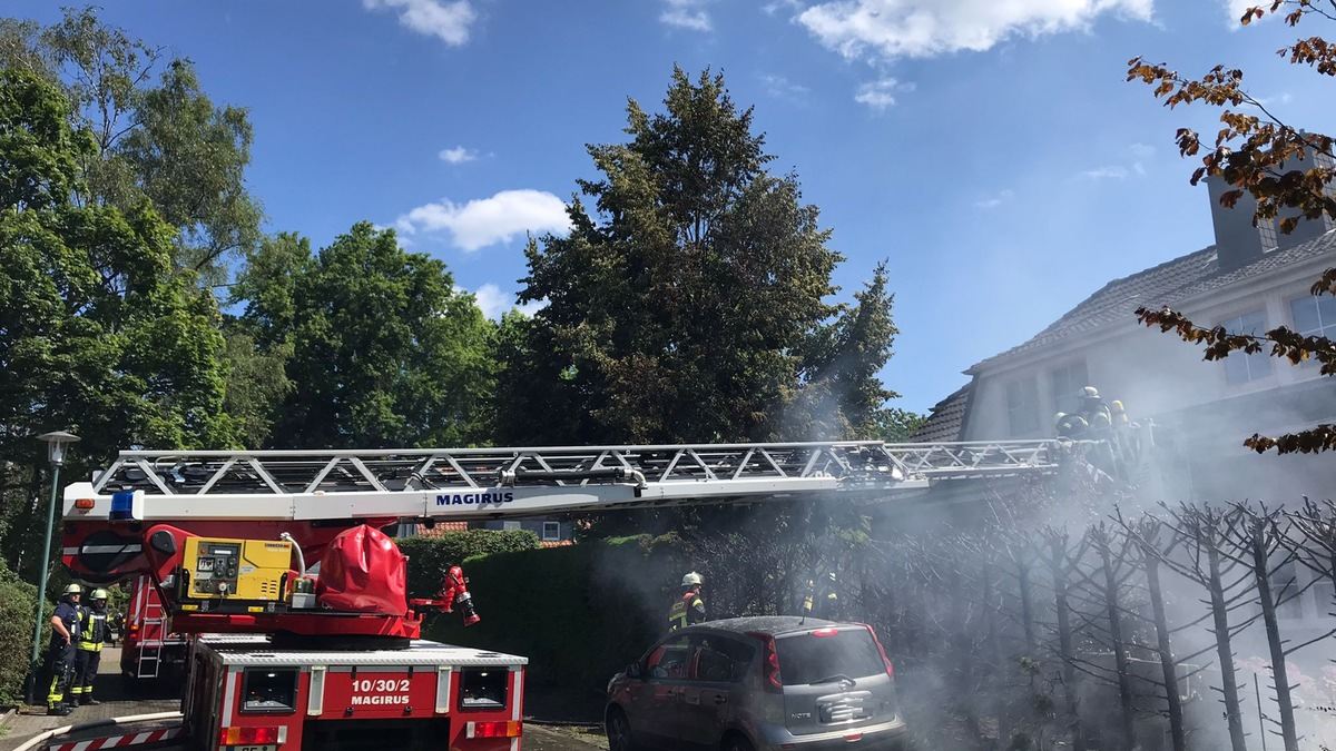 FW Celle: 20 Meter Hecke in Vollbrand - Feuer greift auf Haus, PKW und Baum über! - Foto: presseportal.de