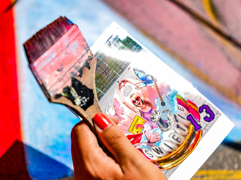 Stundenlang arbeiten die Künstlerinnen am Swift-Kunstwerk. - Foto: Christoph Reichwein/dpa