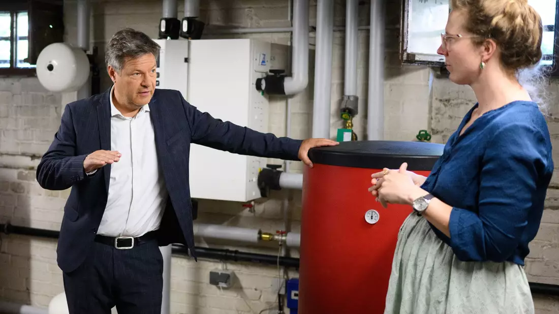 Beeindruckt von der Start-up-Idee: Wirtschaftsminister Habeck. - Bild: Bernd von Jutrczenka/dpa