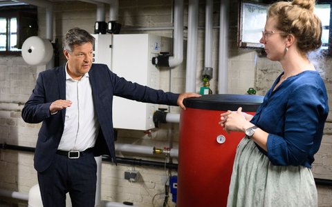 Beeindruckt von der Start-up-Idee: Wirtschaftsminister Habeck. - Foto: Bernd von Jutrczenka/dpa