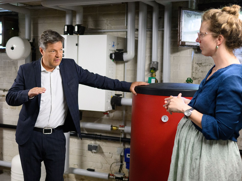 Beeindruckt von der Start-up-Idee: Wirtschaftsminister Habeck. - Foto: Bernd von Jutrczenka/dpa