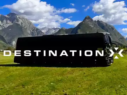 Wo bin ich? Tina Ruland, Ekaterina Leonova und Andreas Elsholz machen in der neuen ProSieben-Show Destination X einen Blind-Roadtrip durch Europa - Foto: Joyn, presseportal.de