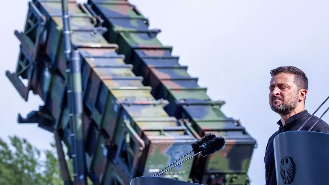 Präsident Selenskyj vor einer Patriot-Startrampe: Er fordert weitere dieser Flugabwehrraketensysteme. (Archivbild) - Bild: Jens Büttner/dpa