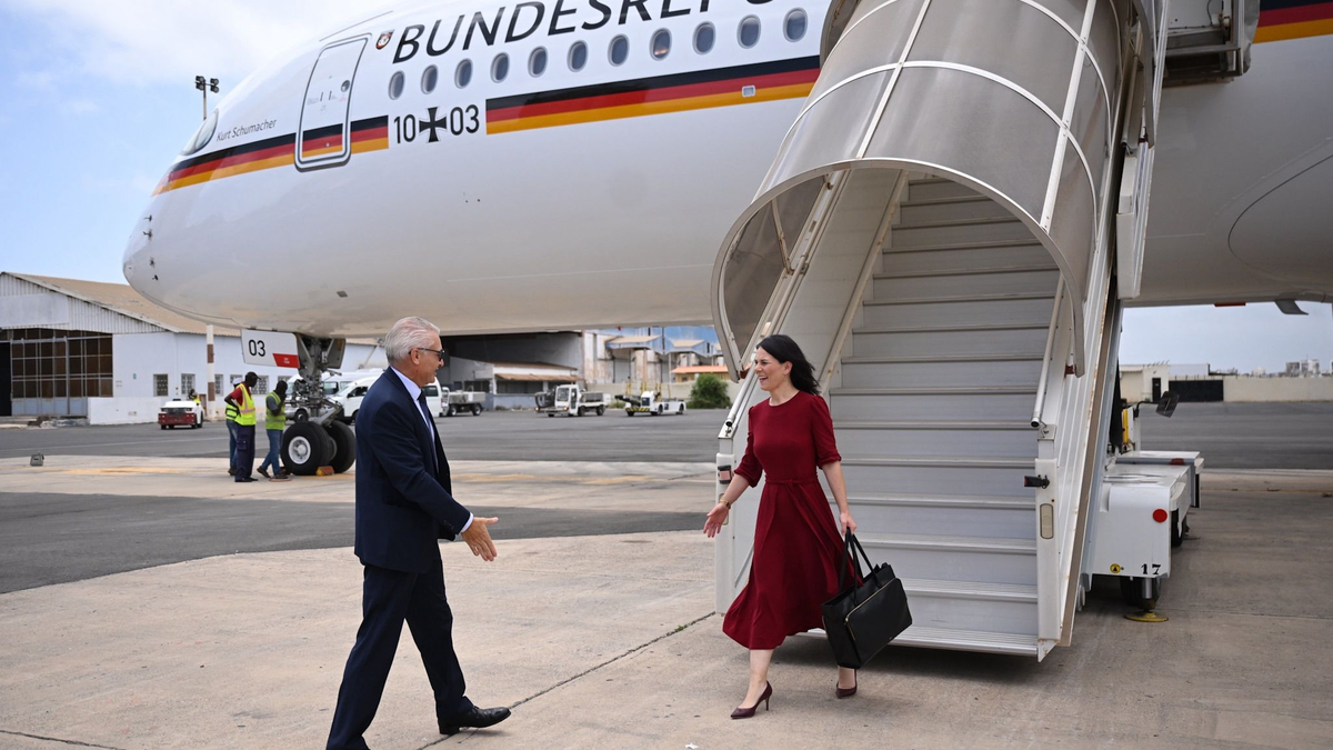 Baerbock am Busschalter des Nahverkehrssystems im Senegal  - Foto: Britta Pedersen/dpa