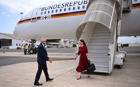 Direkt nach der Ankunft in Westafrika steht für die Außenministerin ein Wohlfühltermin an.  - Foto: Britta Pedersen/dpa