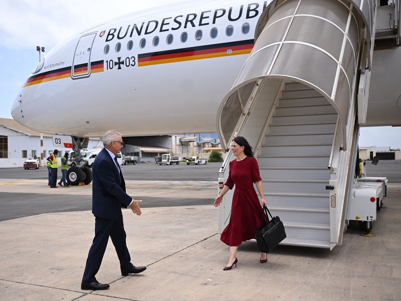 Als Außenministerin war Baerbock ständig auf Achse - hier im Senegal. (Archivbild) - Foto: Britta Pedersen/dpa