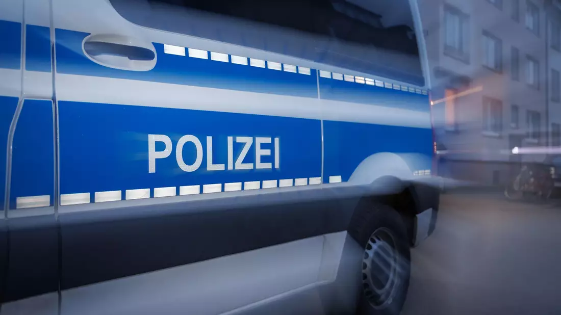 Eine 56-Jährige wurde von Jugendlichen vor eine einfahrende Straßenbahn getreten. (Symbolbild) - Bild: Friso Gentsch/dpa