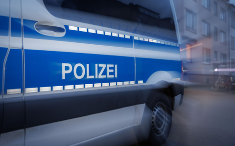 Eine 56-Jährige wurde von Jugendlichen vor eine einfahrende Straßenbahn getreten. (Symbolbild) - Foto: Friso Gentsch/dpa