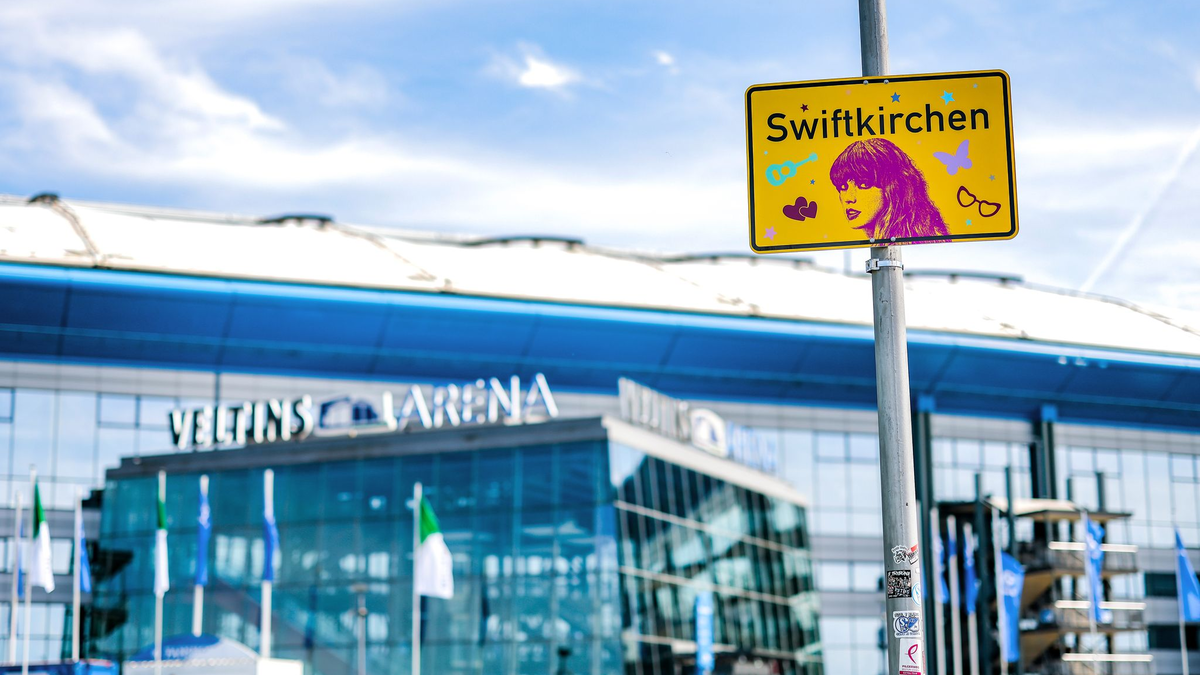 Manche Schilder wurden schon geklaut - ob von «Swifties», ist unklar. - Foto: Christoph Reichwein/dpa