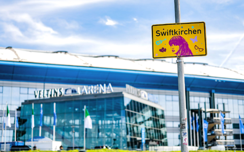Manche Schilder wurden schon geklaut - ob von «Swifties», ist unklar. - Foto: Christoph Reichwein/dpa