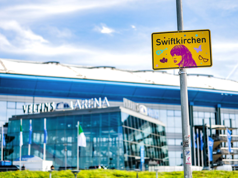 Manche Schilder wurden schon geklaut - ob von «Swifties», ist unklar. - Foto: Christoph Reichwein/dpa