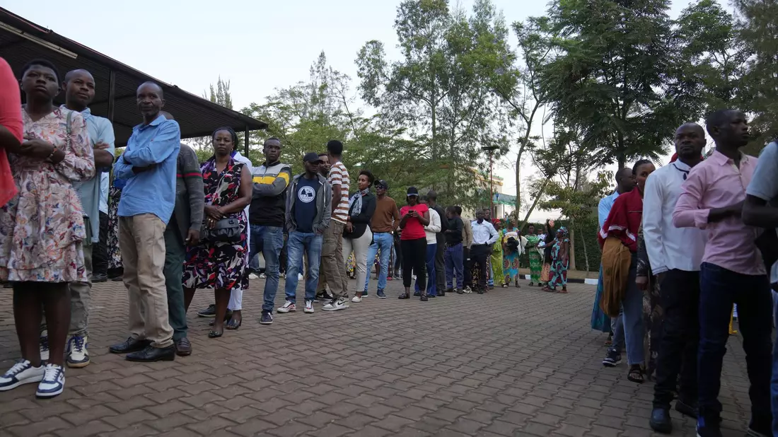 Wähler stehen in Ruanda Schlange vor dem Wahllokal. Amtsinhaber Kagame strebt die Wiederwahl an. - Bild: Brian Inganga/AP