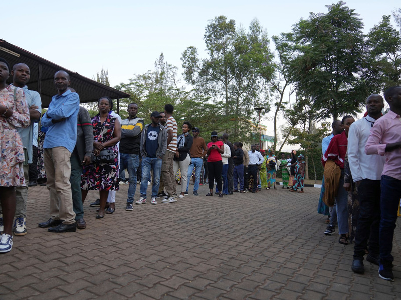Wähler stehen in Ruanda Schlange vor dem Wahllokal. Amtsinhaber Kagame strebt die Wiederwahl an. - Foto: Brian Inganga/AP