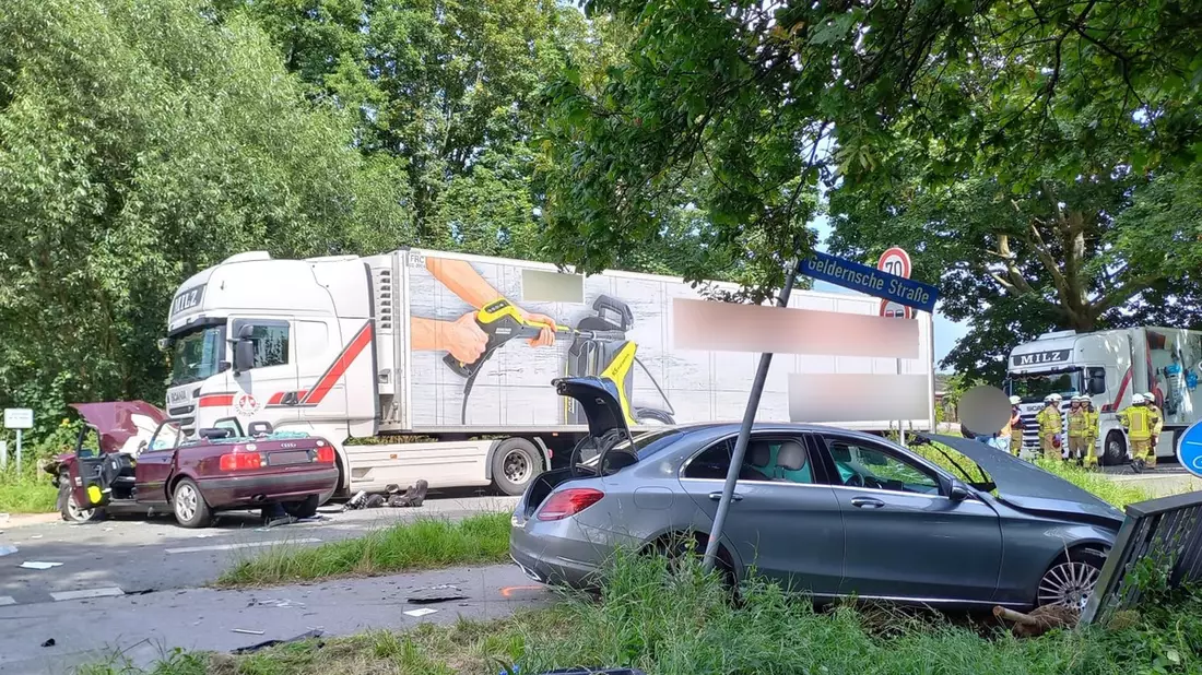 FW Rheurdt: Verkehrsunfall zwischen Laster und zwei Autos: zwei Verletzte - Bild: presseportal.de