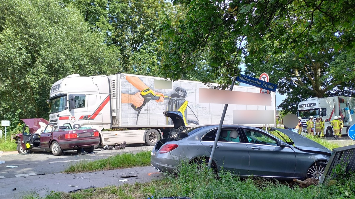 FW Rheurdt: Verkehrsunfall zwischen Laster und zwei Autos: zwei Verletzte - Foto: presseportal.de
