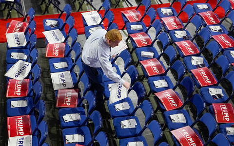 Blitzlichtgewitter für Trumps Vize: J.D. Vance wird beim Parteitag der Republikaner in Milwaukee von einer jubelnden Menge empfangen. - Foto: Matt Rourke/AP