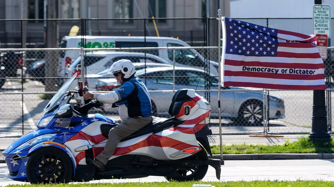 Tausende Trump-Anhänger sind nach Milwaukee gekommen.  - Bild: Alex Brandon/AP