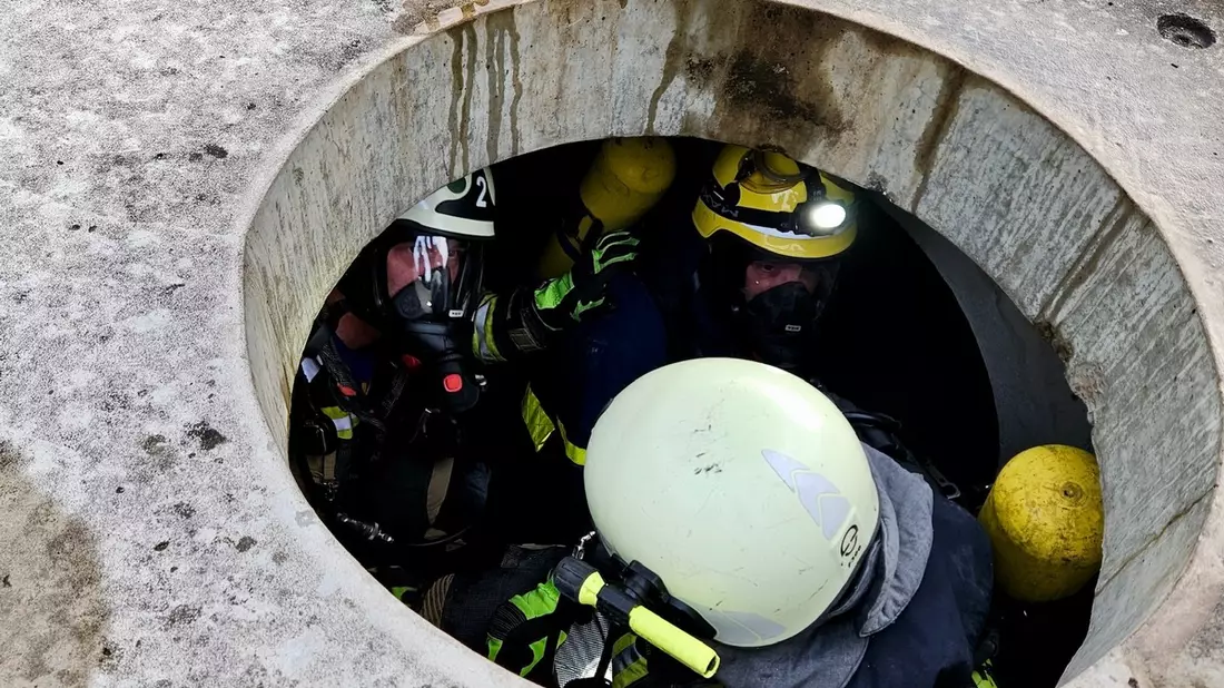 FW Hünxe: Zusammenarbeit stärken - Feuerwehr und THW üben an Bundesschule in Hoya - Bild: presseportal.de