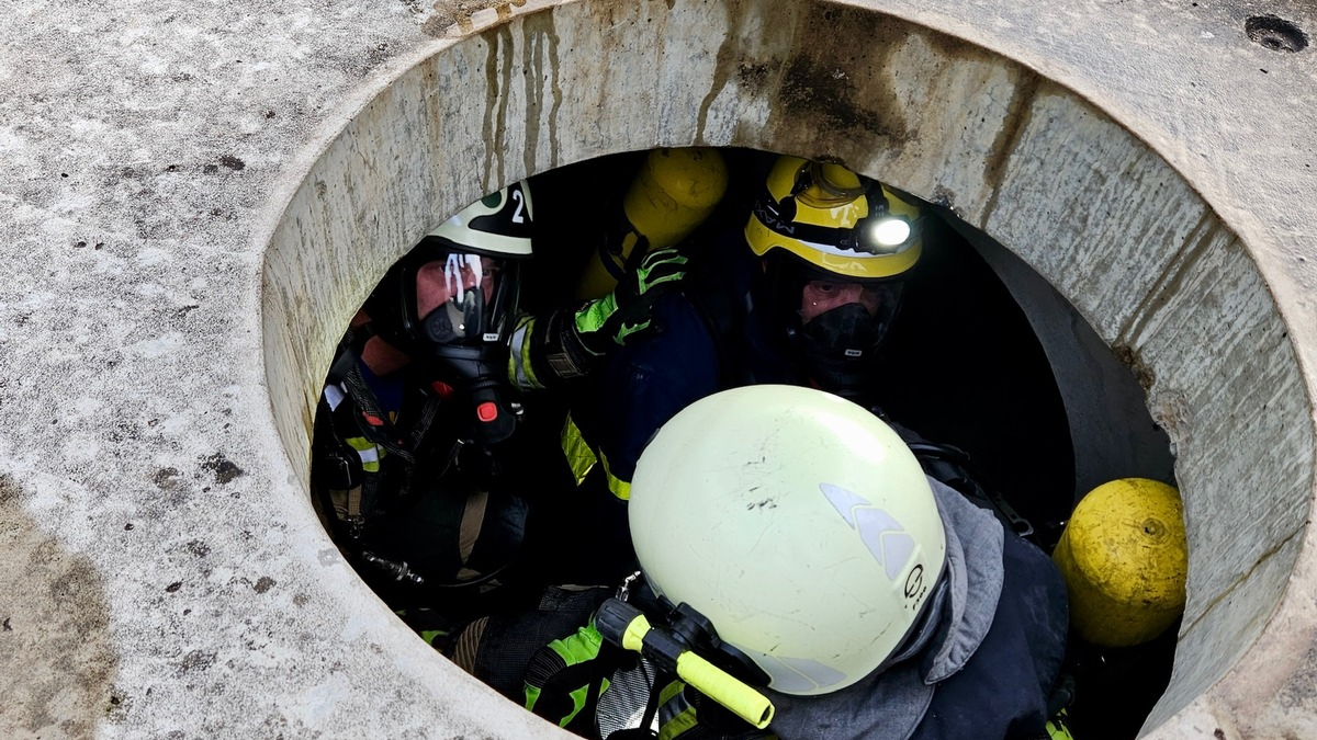 FW Hünxe: Zusammenarbeit stärken - Feuerwehr und THW üben an Bundesschule in Hoya - Foto: presseportal.de