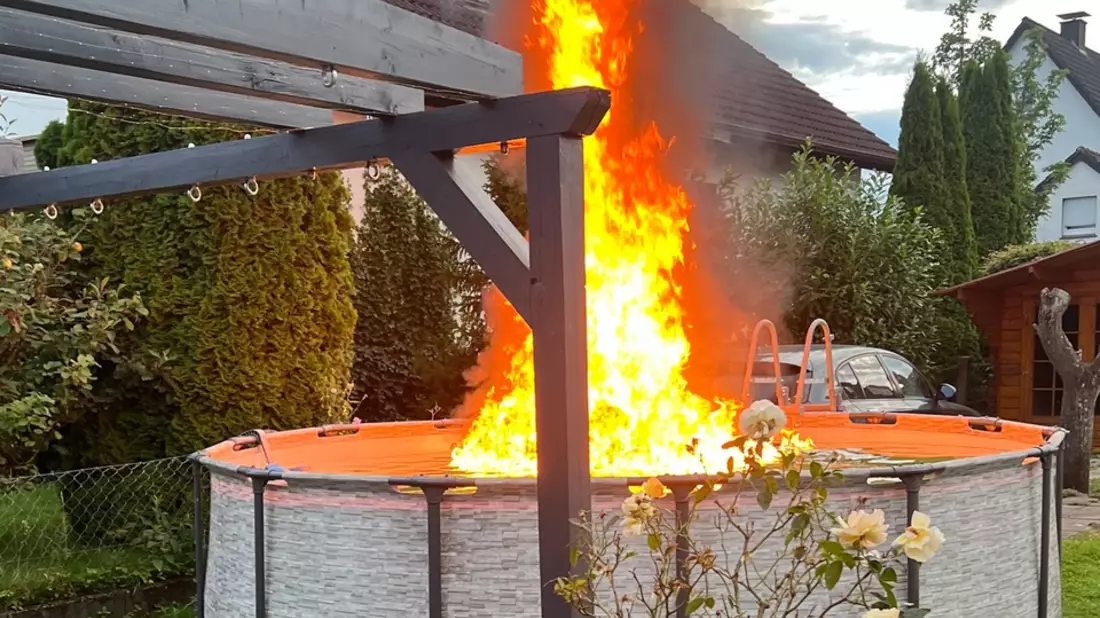 FW-DT: Brennendes Benzin auf Gartenpool - Bild: presseportal.de