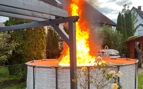 FW-DT: Brennendes Benzin auf Gartenpool - Foto: presseportal.de