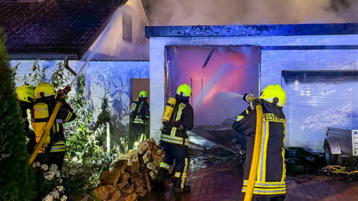 FW-DT: Doppelgarage in Vollbrand - Foto: presseportal.de