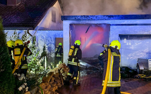 FW-DT: Doppelgarage in Vollbrand - Foto: presseportal.de