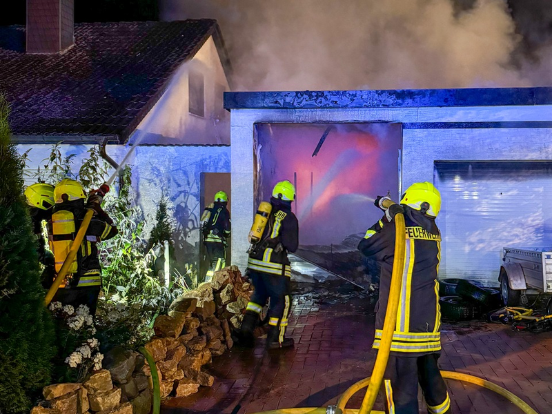 FW-DT: Doppelgarage in Vollbrand - Foto: presseportal.de