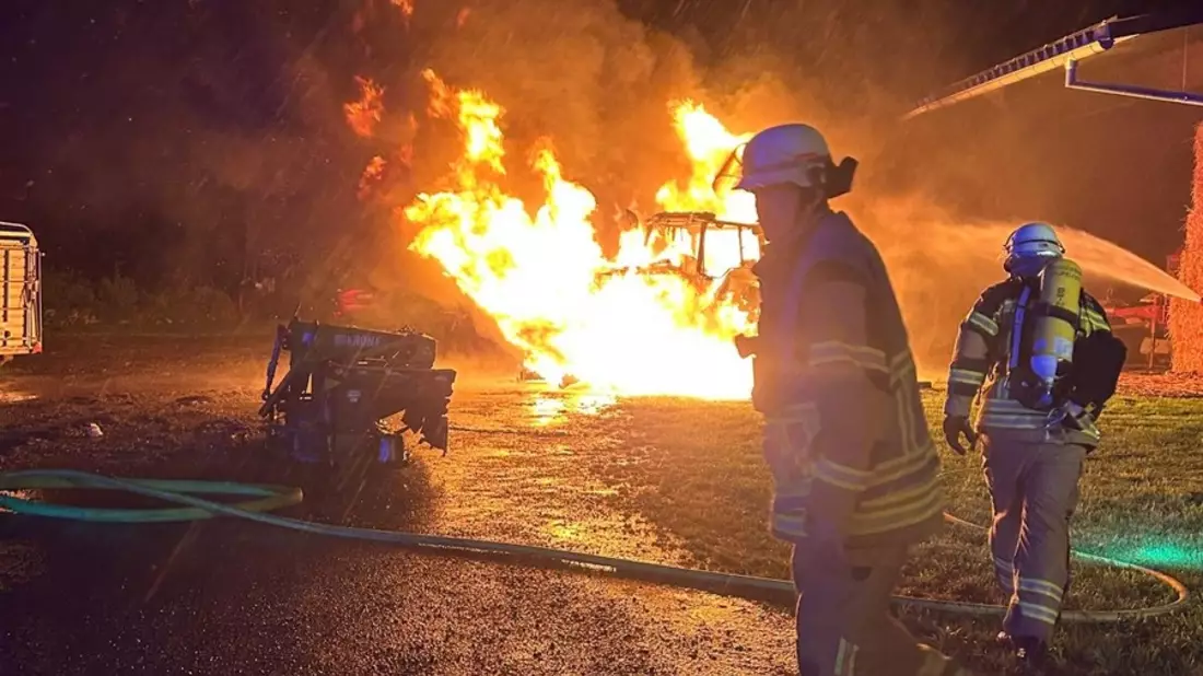FW Gäufelden: Feuerwehr verhindert Flammenüberschlag auf landwirtschaftliches Anwesen - Bild: presseportal.de