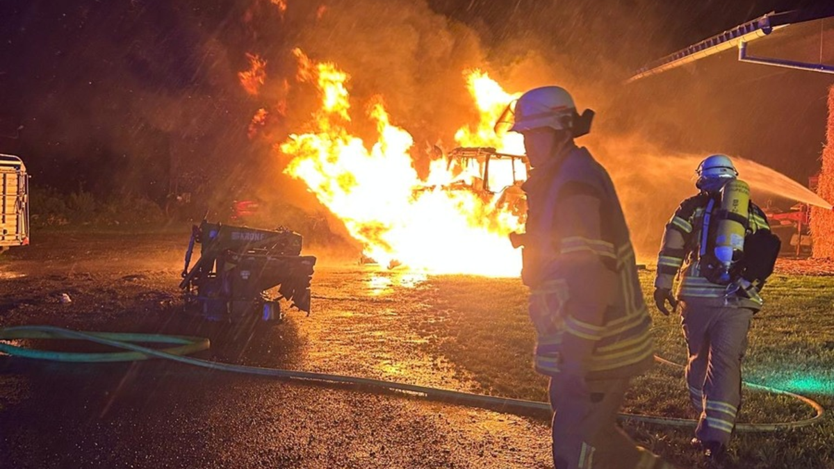 FW Gäufelden: Feuerwehr verhindert Flammenüberschlag auf landwirtschaftliches Anwesen - Foto: presseportal.de