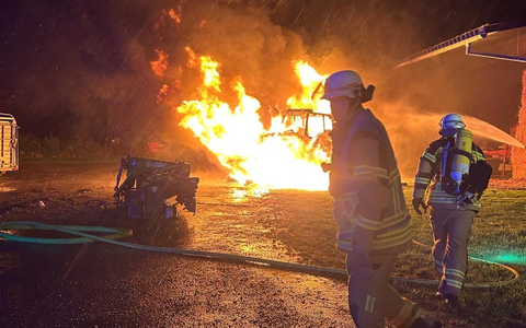 FW Gäufelden: Feuerwehr verhindert Flammenüberschlag auf landwirtschaftliches Anwesen - Foto: presseportal.de