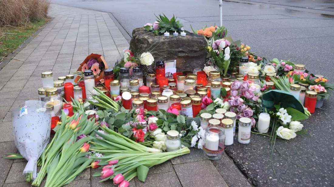 Nach der Tat legten Menschen Blumen und Kerzen am Tatort zum Gedenken an das junge Opfer ab. - Bild: René Priebe/dpa