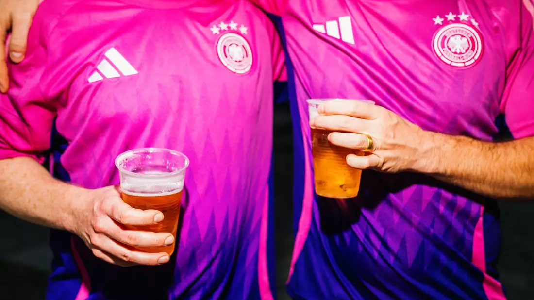 Das Auswärtstrikot der DFB-Elf war während der EM ein Kassenschlager. (Symbolbild) - Bild: Philipp von Ditfurth/dpa