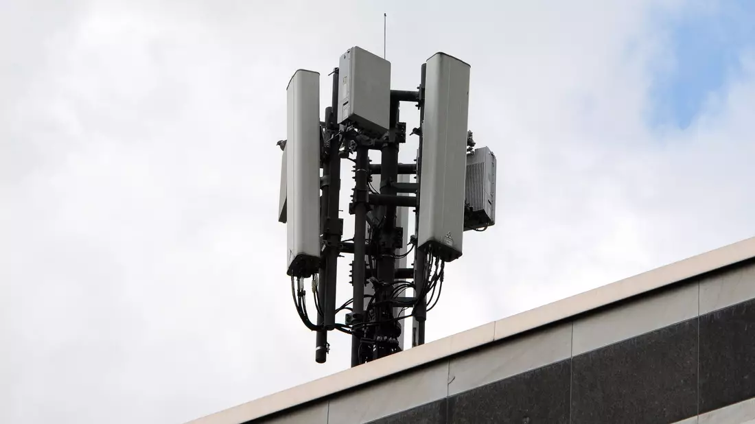 Mobilfunkantennen des Funkstandards 4G (länglich) und 5G (quadratisch) sind auf dem Dach der Bundesnetzagentur an einem kleinen Mast montiert. - Bild: Wolf von Dewitz/dpa