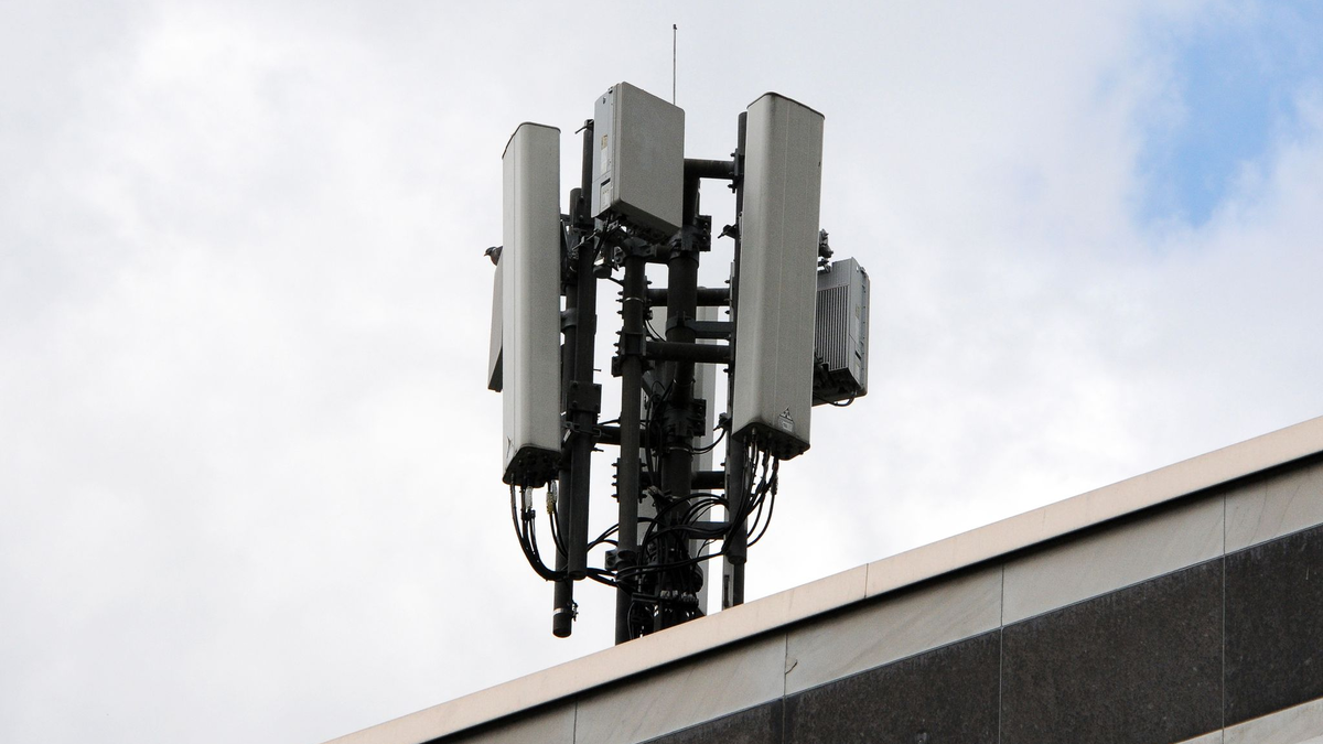 Mobilfunkantennen des Funkstandards 4G (länglich) und 5G (quadratisch) sind auf dem Dach der Bundesnetzagentur an einem kleinen Mast montiert. - Foto: Wolf von Dewitz/dpa