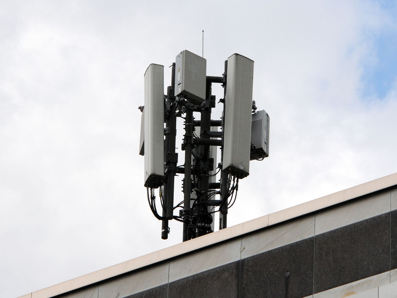 Mobilfunkantennen des Funkstandards 4G (länglich) und 5G (quadratisch) sind auf dem Dach der Bundesnetzagentur an einem Mast montiert. - Foto: Wolf von Dewitz/dpa