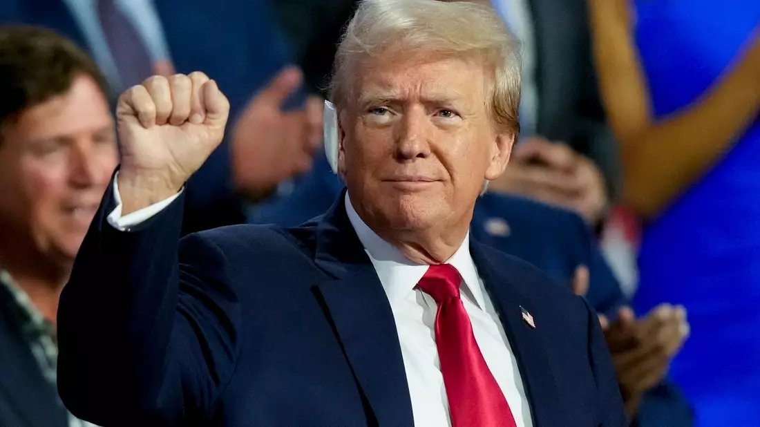Trump reckt erneut die Faust in die Höhe und wird in der Veranstaltungshalle von den Delegierten bejubelt.  - Bild: Charles Rex Arbogast/AP