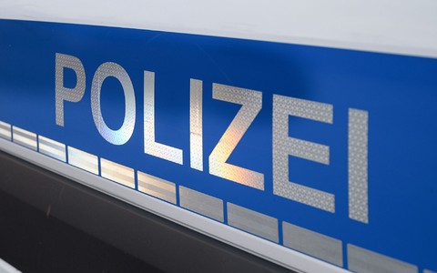 Am Dienstagmorgen drangen Einsatzkräfte in ein Haus in Falkensee ein, dessen Adresse im Impressum des Magazins genannt wird.  - Foto: Daniel Vogl/dpa