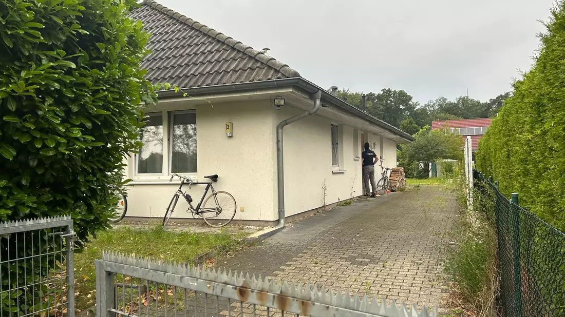 Einsatzkräfte durchsuchten unter anderem ein Haus in Falkensee, dessen Adresse im Impressum des Magazins genannt wird. - Bild: Sven Kraueler/dpa