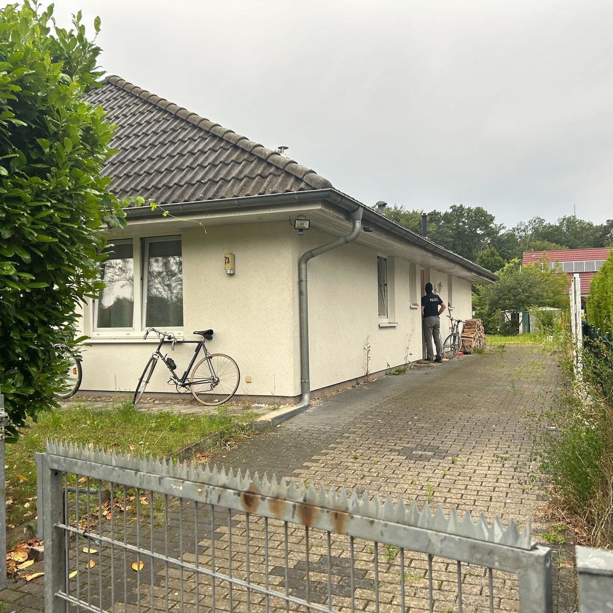 Einsatzkräfte durchsuchten unter anderem ein Haus in Falkensee, dessen Adresse im Impressum des Magazins genannt wird. - Foto: Sven Kraueler/dpa