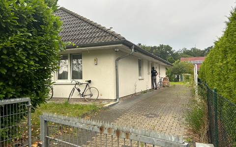 Einsatzkräfte durchsuchten unter anderem ein Haus in Falkensee, dessen Adresse im Impressum des Magazins genannt wird. - Foto: Sven Kraueler/dpa Einsatzkräfte durchsuchten unter anderem ein Haus in Falkensee, dessen Adresse im Impressum des Magazins genannt wird. - Foto: Sven Kraueler/dpa