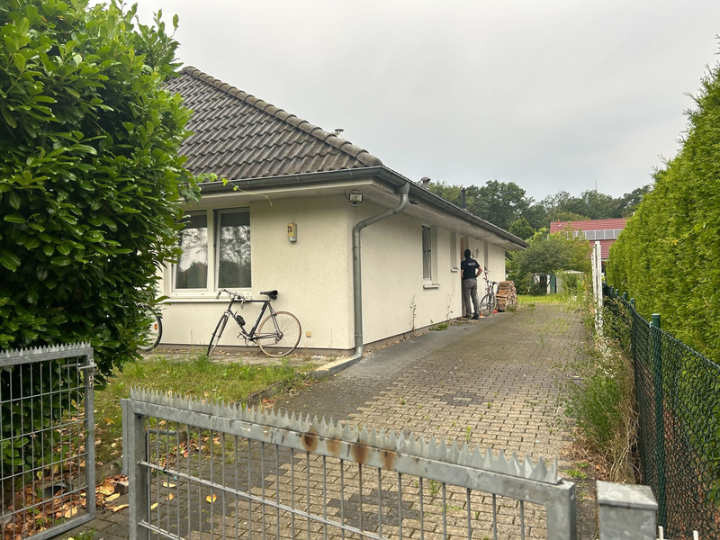 Einsatzkräfte durchsuchten unter anderem ein Haus in Falkensee, dessen Adresse im Impressum des Magazins genannt wird. - Foto: Sven Kraueler/dpa