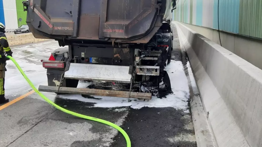 FW-E: Lkw-Brand auf der Bundesautobahn 52 - Rauchentwicklung weit sichtbar - Bild: presseportal.de