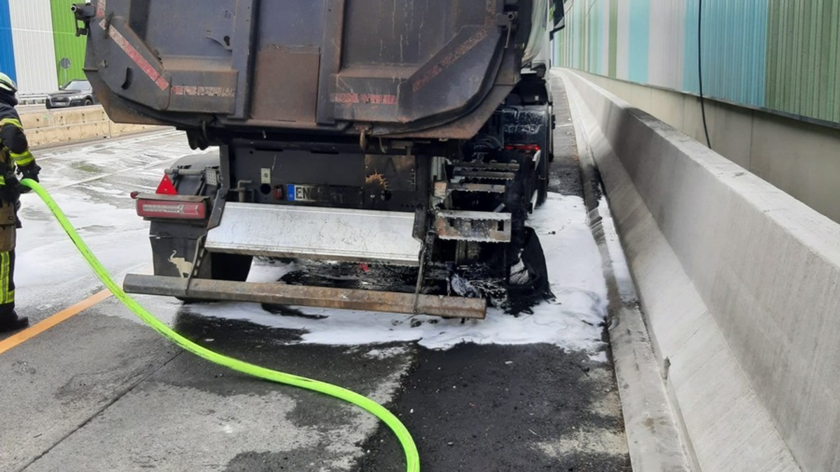 FW-E: Lkw-Brand auf der Bundesautobahn 52 - Rauchentwicklung weit sichtbar - Foto: presseportal.de