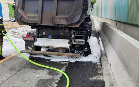 FW-E: Lkw-Brand auf der Bundesautobahn 52 - Rauchentwicklung weit sichtbar - Foto: presseportal.de